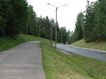 Ajorataa selvästi mäkisempi yhdistetty jalkakäytävä ja pyörätie Jyväskylässä Vesangantiellä.